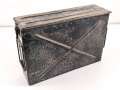 Transportkasten aus Eisenblech, ich glaube zu wissen, das es sich um einen Behälter für gegurtete Bordwaffenmunition der Luftwaffe handelt. Aussenmaße etwa 14 x 45 x 31cm, Innenbreite 12cm