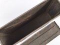 Transportkasten aus Eisenblech, ich glaube zu wissen, das es sich um einen Behälter für gegurtete Bordwaffenmunition der Luftwaffe handelt. Aussenmaße etwa 14 x 45 x 31cm, Innenbreite 12cm