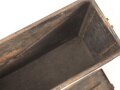 Transportkasten aus Eisenblech, ich glaube zu wissen, das es sich um einen Behälter für gegurtete Bordwaffenmunition der Luftwaffe handelt. Aussenmaße etwa 14 x 45 x 31cm, Innenbreite 12cm