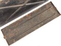 Transportkasten aus Eisenblech, ich glaube zu wissen, das es sich um einen Behälter für gegurtete Bordwaffenmunition der Luftwaffe handelt. Aussenmaße etwa 14 x 45 x 31cm, Innenbreite 12cm