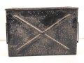 Transportkasten aus Eisenblech, ich glaube zu wissen, das es sich um einen Behälter für gegurtete Bordwaffenmunition der Luftwaffe handelt. Aussenmaße etwa 14 x 45 x 31cm, Innenbreite 12cm