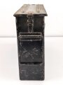 Transportkasten aus Eisenblech, ich glaube zu wissen, das es sich um einen Behälter für gegurtete Bordwaffenmunition der Luftwaffe handelt. Aussenmaße etwa 14 x 45 x 31cm, Innenbreite 12cm