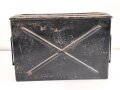 Transportkasten aus Eisenblech, ich glaube zu wissen, das es sich um einen Behälter für gegurtete Bordwaffenmunition der Luftwaffe handelt. Aussenmaße etwa 14 x 45 x 31cm, Innenbreite 12cm