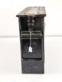 Transportkasten aus Eisenblech, ich glaube zu wissen, das es sich um einen Behälter für gegurtete Bordwaffenmunition der Luftwaffe handelt. Aussenmaße etwa 14 x 45 x 31cm, Innenbreite 12cm
