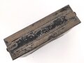Transportkasten aus Eisenblech, ich glaube zu wissen, das es sich um einen Behälter für gegurtete Bordwaffenmunition der Luftwaffe handelt. Aussenmaße etwa 14 x 45 x 31cm, Innenbreite 12cm