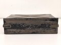 Transportkasten aus Eisenblech, ich glaube zu wissen, das es sich um einen Behälter für gegurtete Bordwaffenmunition der Luftwaffe handelt. Aussenmaße etwa 14 x 45 x 31cm, Innenbreite 12cm