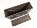Transportkasten aus Eisenblech, ich glaube zu wissen, das es sich um einen Behälter für gegurtete Bordwaffenmunition der Luftwaffe handelt. Aussenmaße etwa 14 x 45 x 31cm, Innenbreite 12cm