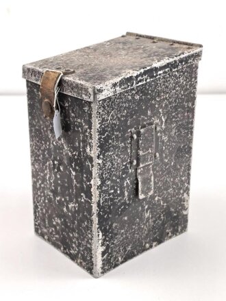 Luftwaffe, Leichtmetallkasten für ein Flugzeug. Maße etwa 12,5 x 15 x 23cm. Originallack
