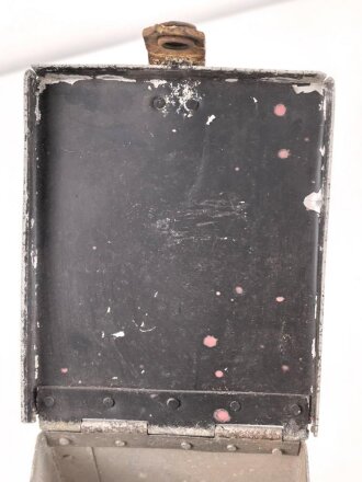 Luftwaffe, Leichtmetallkasten für ein Flugzeug. Maße etwa 12,5 x 15 x 23cm. Originallack