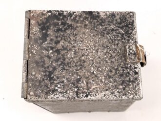 Luftwaffe, Leichtmetallkasten für ein Flugzeug. Maße etwa 12,5 x 15 x 23cm. Originallack