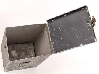 Luftwaffe, Leichtmetallkasten für ein Flugzeug. Maße etwa 12,5 x 15 x 23cm. Originallack