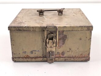 Transportkasten Wehrmacht, Maße etwa  18 x 18,5 x 9cm. Originallack