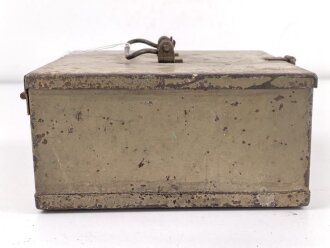Transportkasten Wehrmacht, Maße etwa  18 x 18,5 x 9cm. Originallack