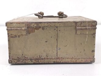 Transportkasten Wehrmacht, Maße etwa  18 x 18,5 x 9cm. Originallack