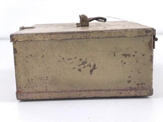 Transportkasten Wehrmacht, Maße etwa  18 x 18,5 x 9cm. Originallack