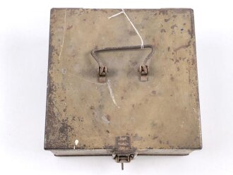 Transportkasten Wehrmacht, Maße etwa  18 x 18,5 x 9cm. Originallack