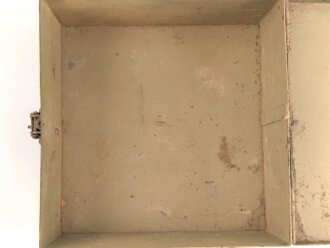 Transportkasten Wehrmacht, Maße etwa  18 x 18,5 x 9cm. Originallack