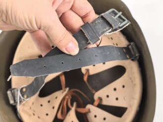 Italien 2. Weltkrieg, Stahlhelm M33 , Originallack und Kinnriemen. Ungetragenes Stück