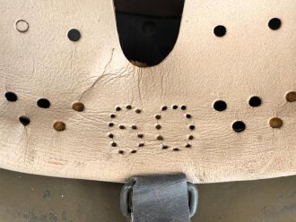 Italien 2. Weltkrieg, Stahlhelm M33 , Originallack und Kinnriemen. Ungetragenes Stück