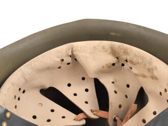 Italien 2. Weltkrieg, Stahlhelm M33 , Originallack und Kinnriemen. Ungetragenes Stück