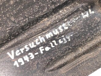 Polen , Klappspaten aus der Zeit des kalten Krieges. Griff lässt sich nicht ohne weiteres abschrauben. Vermutlich Originallack. Unschlau neuzeitlich beschriftet