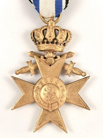 Bayern, Militärverdienstkreuz 3. Klasse mit Krone und Schwertern. Vermutlich neuzeitlich vergoldet, an schmalem Band