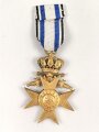 Bayern, Militärverdienstkreuz 3. Klasse mit Krone und Schwertern. Vermutlich neuzeitlich vergoldet, an schmalem Band