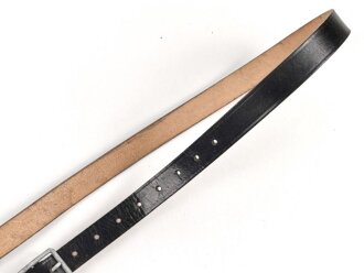 Trageriemen Wehrmacht, schwarzes Leder Breite 2cm, Gesamtlänge 114cm, datiert 1940