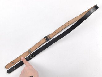 Trageriemen Wehrmacht, schwarzes Leder Breite 2cm, Gesamtlänge 114cm, datiert 1940