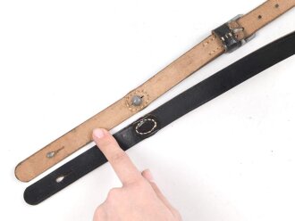 Trageriemen Wehrmacht, schwarzes Leder Breite 2cm, Gesamtlänge 114cm, datiert 1940