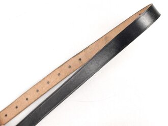 Trageriemen Wehrmacht, schwarzes Leder Breite 2cm, Gesamtlänge 114cm, datiert 1940