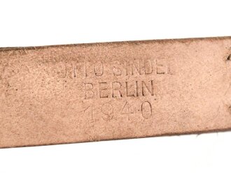 Trageriemen Wehrmacht, schwarzes Leder Breite 2cm, Gesamtlänge 114cm, datiert 1940