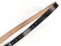 Trageriemen Wehrmacht, schwarzes Leder Breite 2cm, Gesamtlänge 114cm, datiert 1940