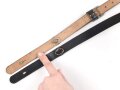 Trageriemen Wehrmacht, schwarzes Leder Breite 2cm, Gesamtlänge 114cm, datiert 1940