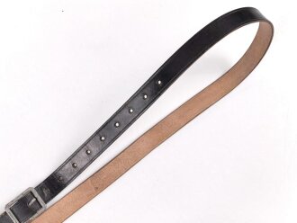 Trageriemen Wehrmacht, schwarzes Leder Breite 2cm, Gesamtlänge 114cm, datiert 1941