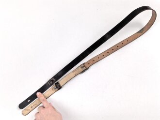 Trageriemen Wehrmacht, schwarzes Leder Breite 2cm, Gesamtlänge 114cm, datiert 1941