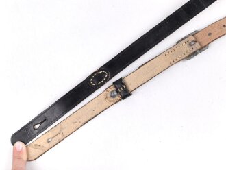 Trageriemen Wehrmacht, schwarzes Leder Breite 2cm, Gesamtlänge 114cm, datiert 1941
