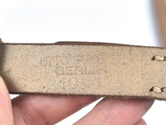 Trageriemen Wehrmacht, schwarzes Leder Breite 2cm, Gesamtlänge 114cm, datiert 1941