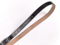 Trageriemen Wehrmacht, schwarzes Leder Breite 2cm, Gesamtlänge 114cm, datiert 1941