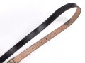 Trageriemen Wehrmacht, schwarzes Leder Breite 2cm, Gesamtlänge 114cm, datiert 1941