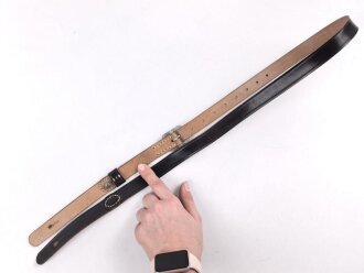 Trageriemen Wehrmacht, schwarzes Leder Breite 2cm, Gesamtlänge 114cm, datiert 1940