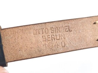 Trageriemen Wehrmacht, schwarzes Leder Breite 2cm, Gesamtlänge 114cm, datiert 1940