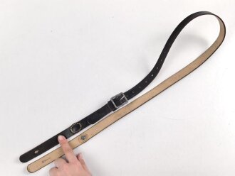 Trageriemen Wehrmacht, schwarzes Leder Breite 2cm, Gesamtlänge 114cm, datiert 1940