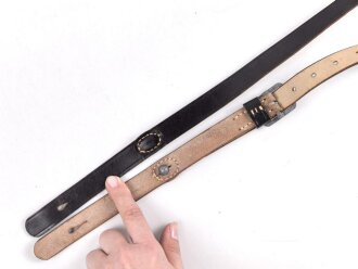 Trageriemen Wehrmacht, schwarzes Leder Breite 2cm, Gesamtlänge 114cm, datiert 1940