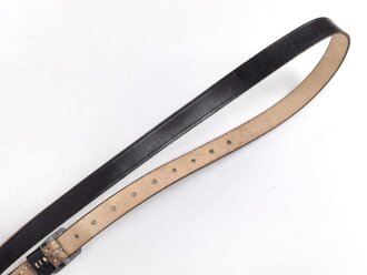 Trageriemen Wehrmacht, schwarzes Leder Breite 2cm, Gesamtlänge 114cm, datiert 1940