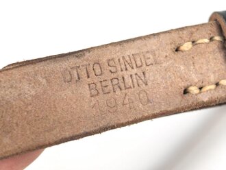 Trageriemen Wehrmacht, schwarzes Leder Breite 2cm, Gesamtlänge 114cm, datiert 1940