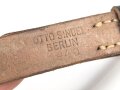Trageriemen Wehrmacht, schwarzes Leder Breite 2cm, Gesamtlänge 114cm, datiert 1940