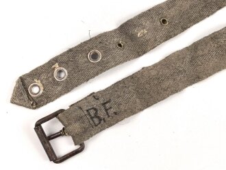 Eindornkoppel aus Webmaterial mit eiserner Schnalle. Breite 4cm, Gesamtlänge 92cm. Die Verarbeitung von Hohlnieten lässt mich auf k.u.k. Österreich / Ungarn oder Tschechoslowakei schliessen.