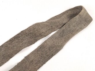 Eindornkoppel aus Webmaterial mit eiserner Schnalle. Breite 4cm, Gesamtlänge 92cm. Die Verarbeitung von Hohlnieten lässt mich auf k.u.k. Österreich / Ungarn oder Tschechoslowakei schliessen.