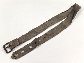 Eindornkoppel aus Webmaterial mit eiserner Schnalle. Breite 4cm, Gesamtlänge 92cm. Die Verarbeitung von Hohlnieten lässt mich auf k.u.k. Österreich / Ungarn oder Tschechoslowakei schliessen.